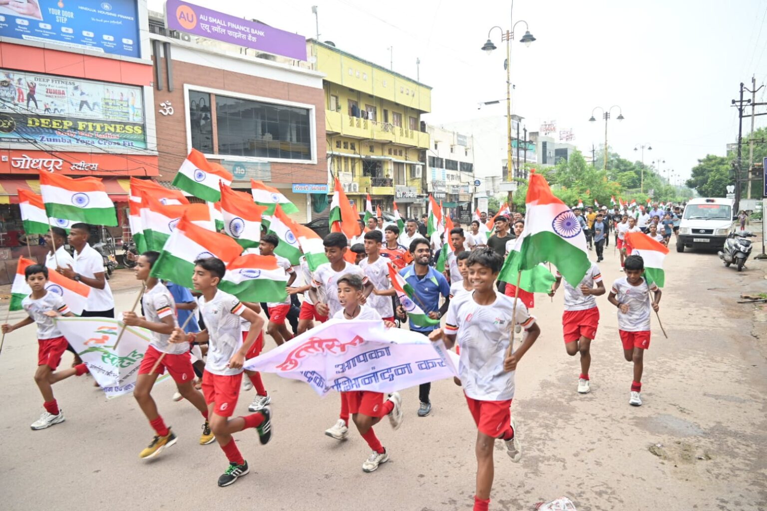 उल्लास और खुशी के माहौल में आजादी के उत्सव को मनाने के लिए महापौर एवं कलेक्टर ने स्वतंत्रता दौड़ को हरी झंडी दिखाकर किया रवाना