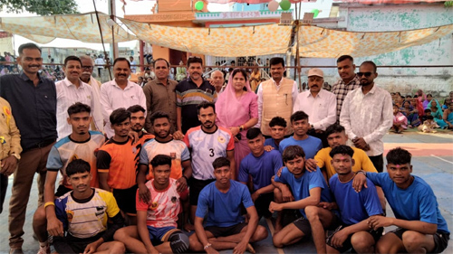 विधायक यशोदा नीलांबर वर्मा ने खिलाड़ियों का बढ़ाया उत्साह, कहा-खेल से निखरती है युवा ऊर्जा और अनुशासन