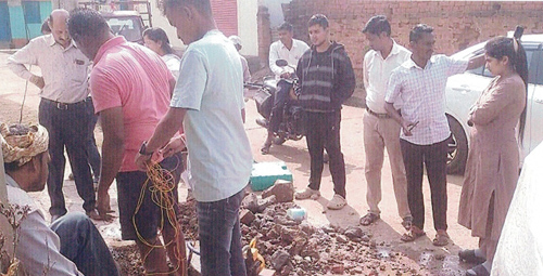 ग्राम अंजोरा में पानी की लैब जांच के बाद पाया गया साफ