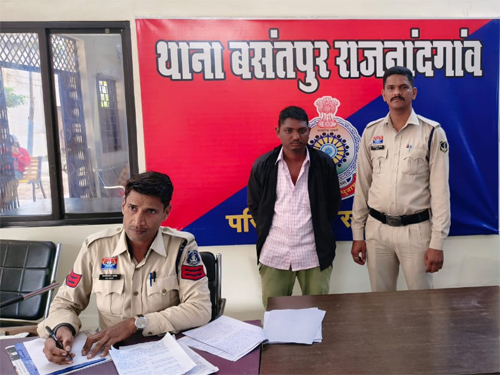 शराब पीने के लिए पैसे मांगने वाले फरार आरोपी को पुलिस ने किया गिरफ्तार