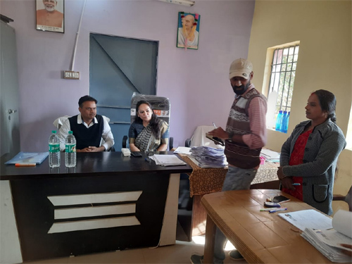 प्रभारी सचिव ने किया मतदान केंद्रों का औचक निरीक्षण, मतदाता सूची अद्यतन और डिजिटाईजेशन कार्यों में सुधार के दिए निर्देश