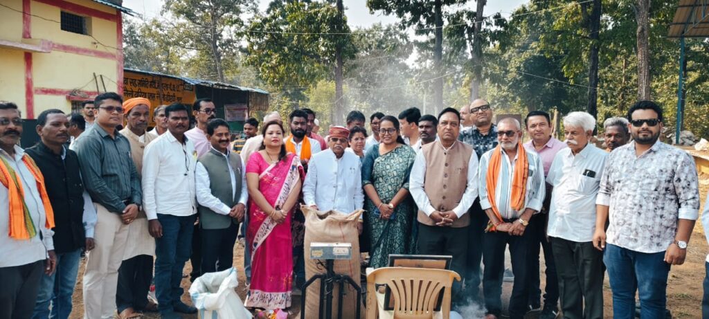 मोहला धान उपार्जन केंद्र में विधायक डोमनलाल कोर्सेवाड़ा ने किया धान खरीदी का शुभारंभ