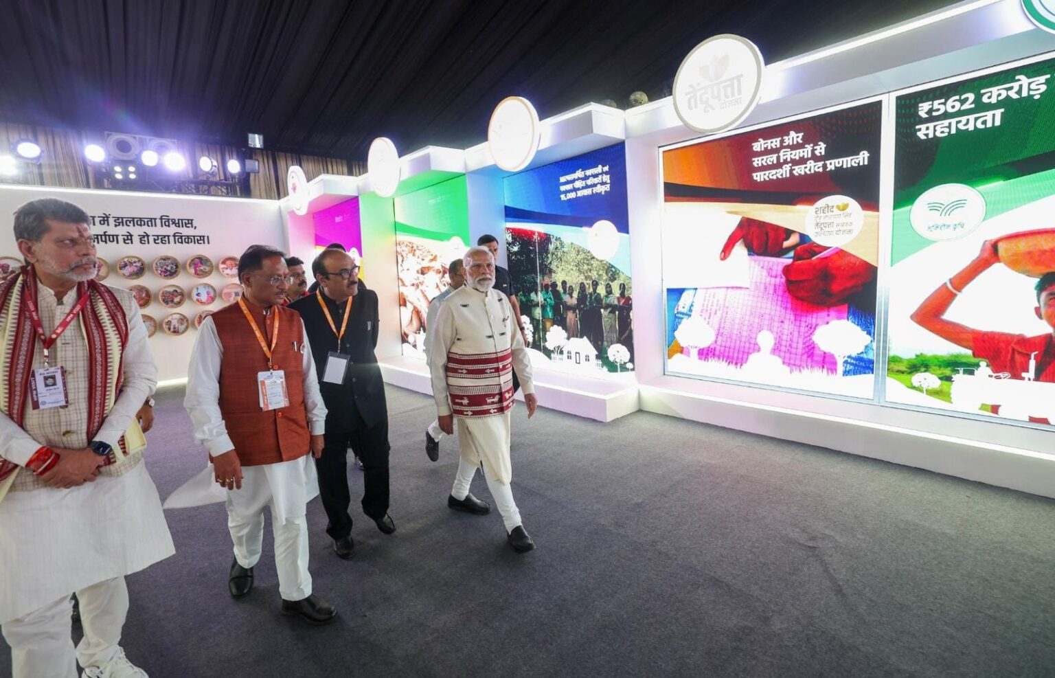 प्रधानमंत्री नरेंद्र मोदी ने राज्योत्सव स्थल पर विभिन्न विभागों द्वारा आयोजित प्रदर्शनी का किया शुभारंभ