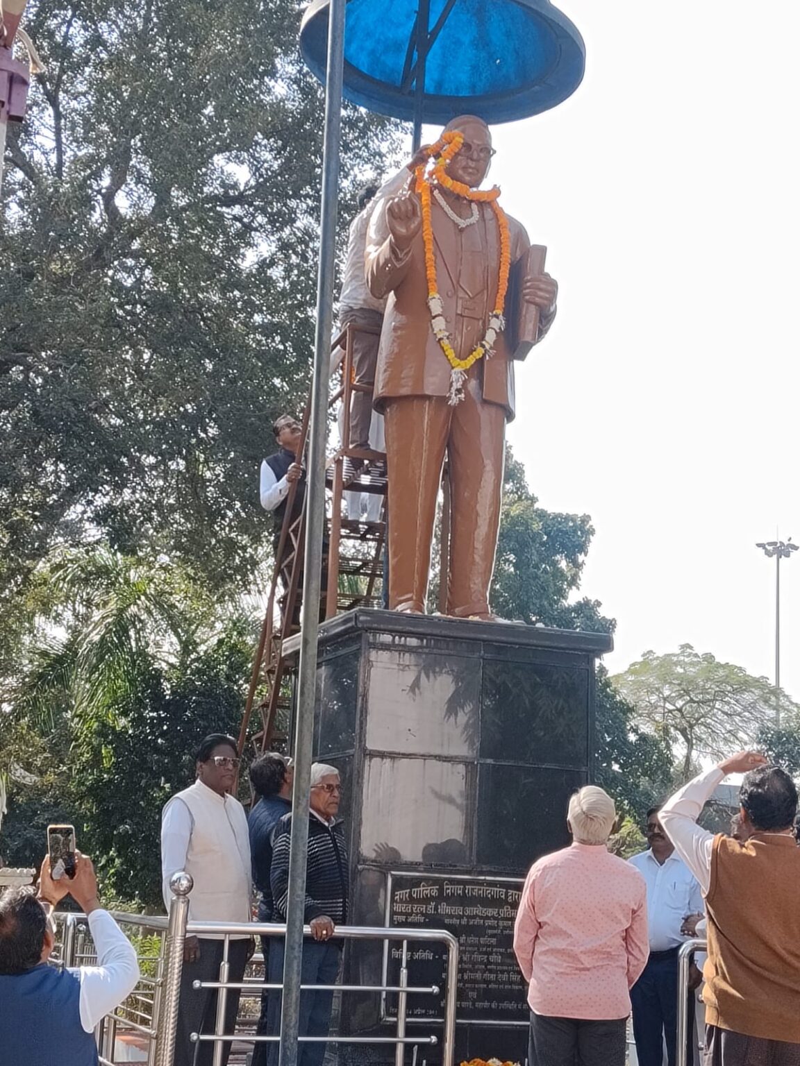 महापरिनिर्वाण दिवस पर महापौर ने अंबेडकर प्रतिमा पर अर्पित की पुष्पांजलि