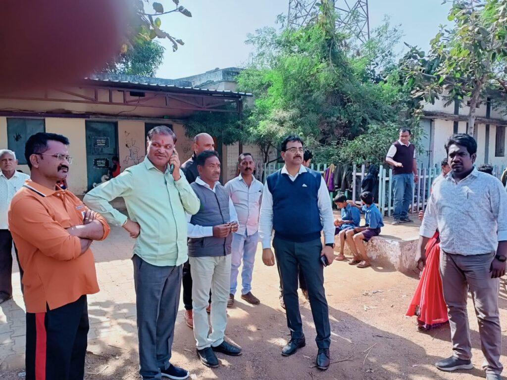 महापौर ने किया चिखली स्कूल मैदान का निरीक्षण, खेल सुविधाओं के उन्नयन के दिए निर्देश