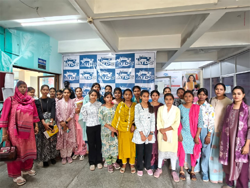 कौशल विकास व फैशन टेक्नोलॉजी की बारीकियों से रूबरू हुईं छात्राएं