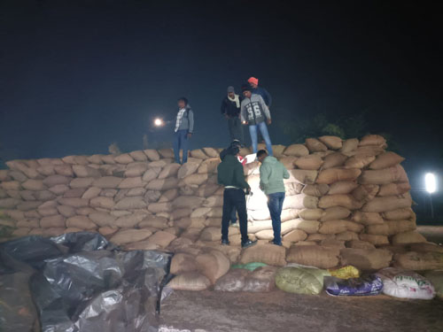 धान उपार्जन केन्द्र घुमका में निरीक्षण के दौरान अवैध भंडारित धान जप्ती की कार्रवाई की गई