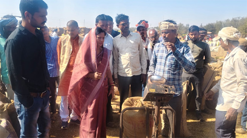 धान खरीदी केंद्रों में हमाली वसूली को लेकर विवाद, विधायक यशोदा वर्मा ने कार्रवाई की मांग की