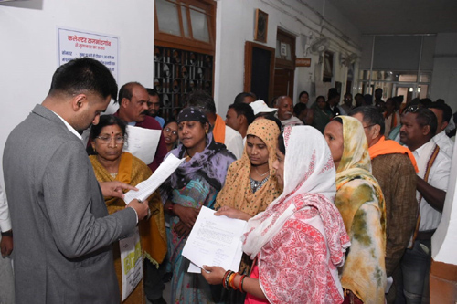 कलेक्टर ने जनदर्शन में पहुंचे जनसामान्य की समस्याओं को गंभीरतापूर्वक सुना