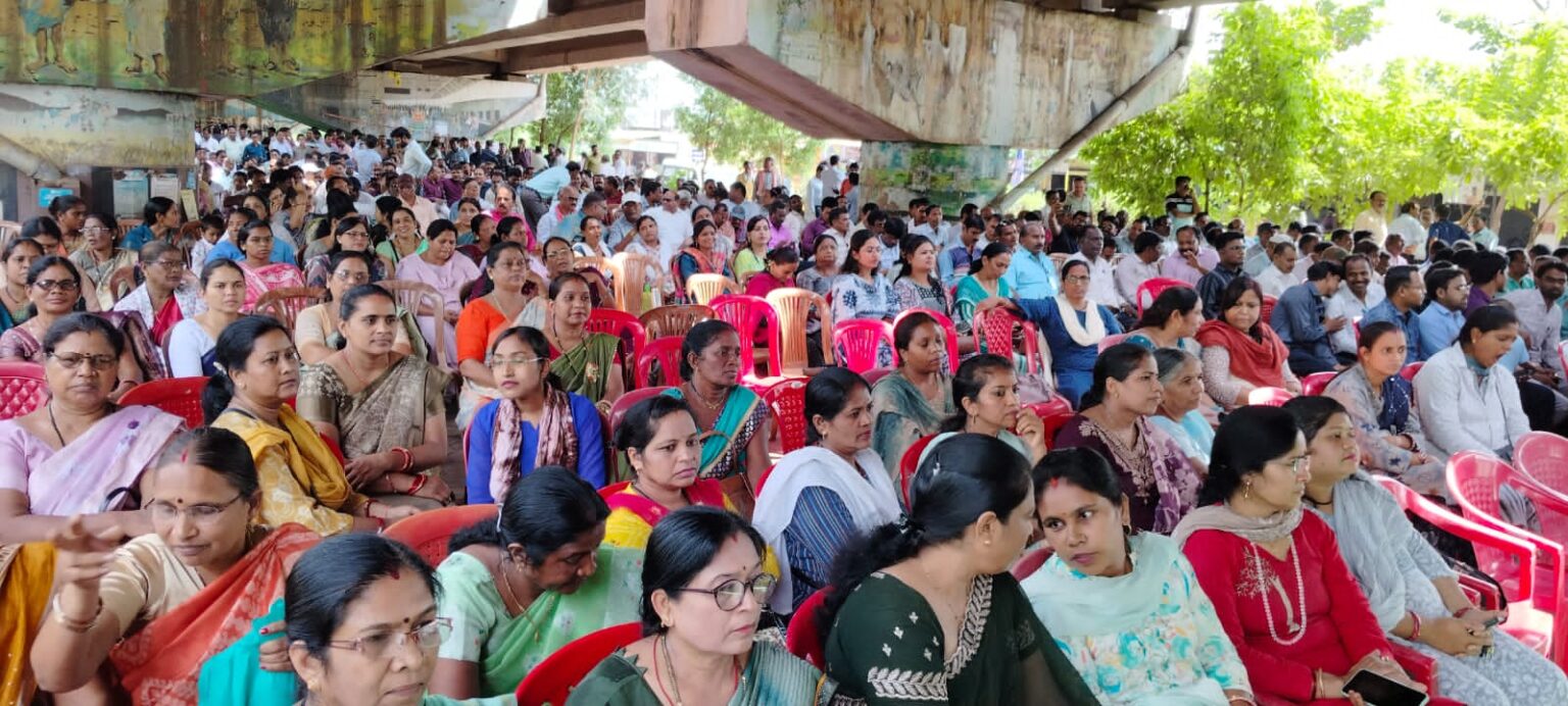 जिला कलेक्ट्रेट घेराव की चेतावनी, निलंबन आदेश रद्द न होने पर भड़का ‘शिक्षक साझा मंच’