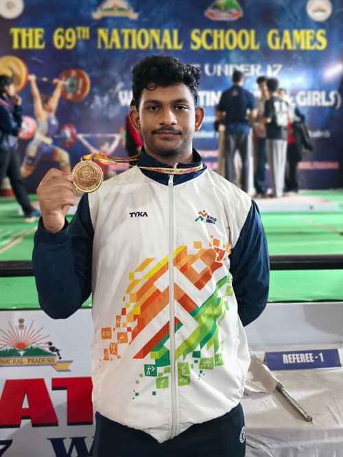 राष्ट्रीय स्तर पर भारोत्तोलन खेल में स्वर्ण पदक विजेता गायत्री विद्यापीठ