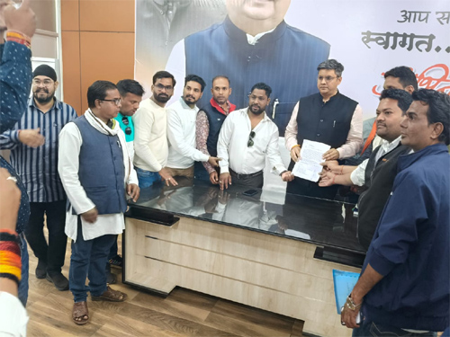 जमीन की बढ़ी गाइडलाइन दरों के विरोध में पूर्व सांसद अभिषेक सिंह को सौंपा गया ज्ञापन