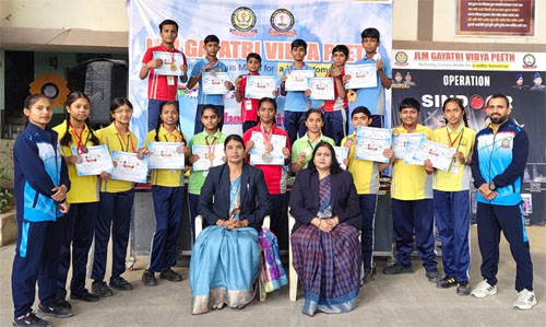 जिला स्तरीय कराते प्रतियोगिता में गायत्री के खिलाड़ियों को 55 पदक