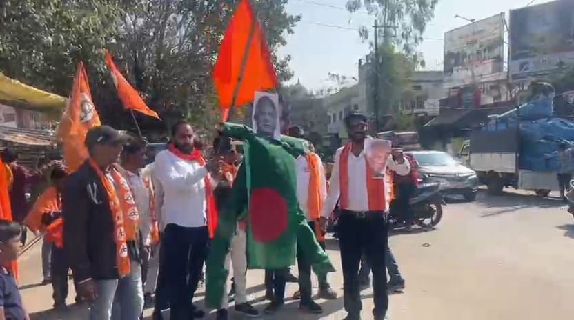 शिवसेना ने बांग्लादेश के प्रधानमंत्री का पुतला फूंका
