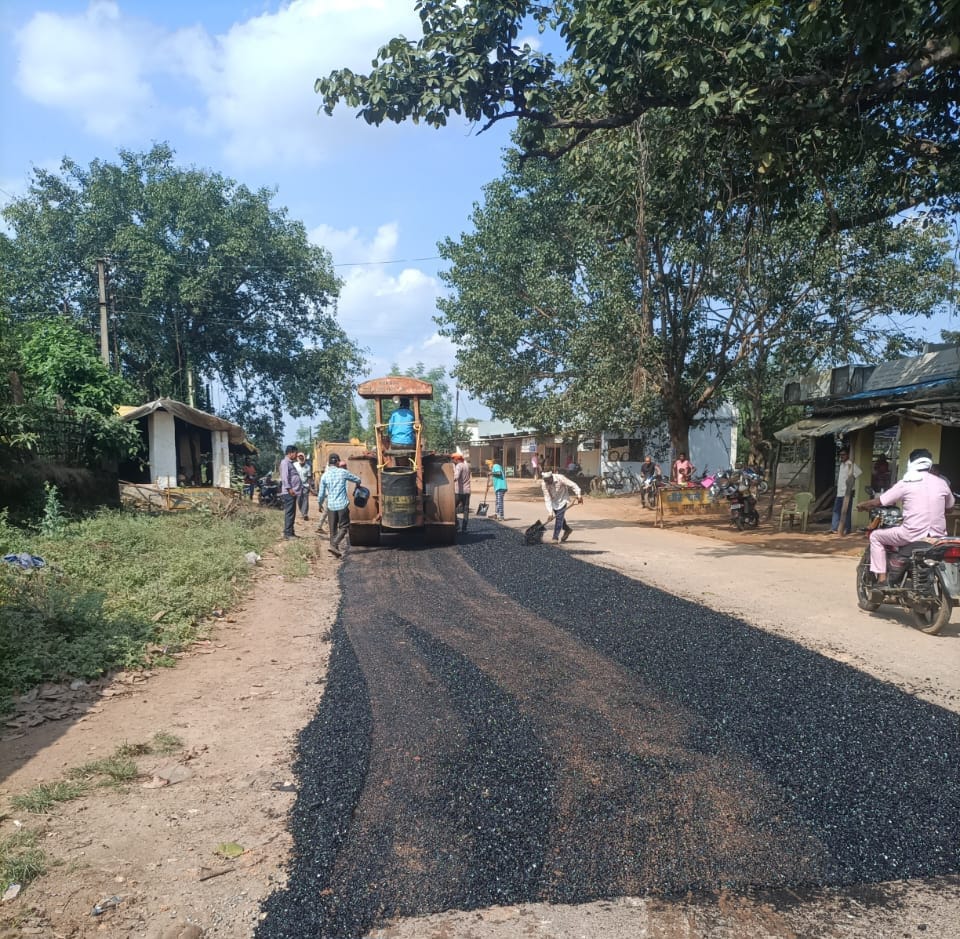 प्रधानमंत्री ग्राम सड़क योजना के अंतर्गत सड़कों की मरम्मत कार्य जारी