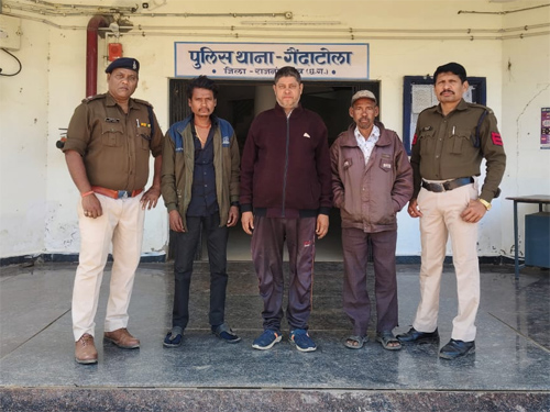 गैंदाटोला में खुलेआम जुआ खेलने वाले 3 जुआरी गिरफ्तार, 2420 रुपए नकद और ताश की 52 पत्तियां जब्त