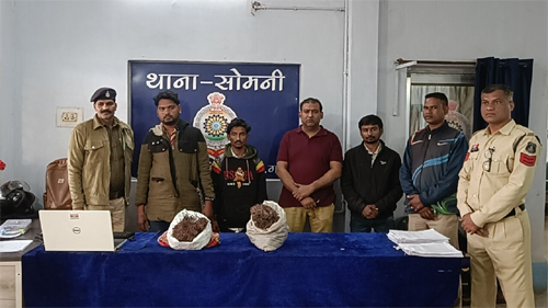 सोमनी पुलिस की बड़ी कार्रवाई : चोरी के केबल खरीदने वाले दुकानदार और फरार आरोपी गिरफ्तार