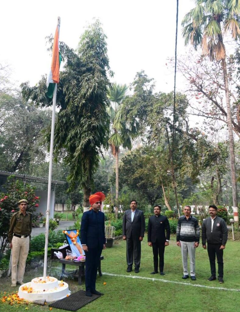 कलेक्टर जितेन्द्र यादव ने अपने निवास में किया ध्वजारोहण