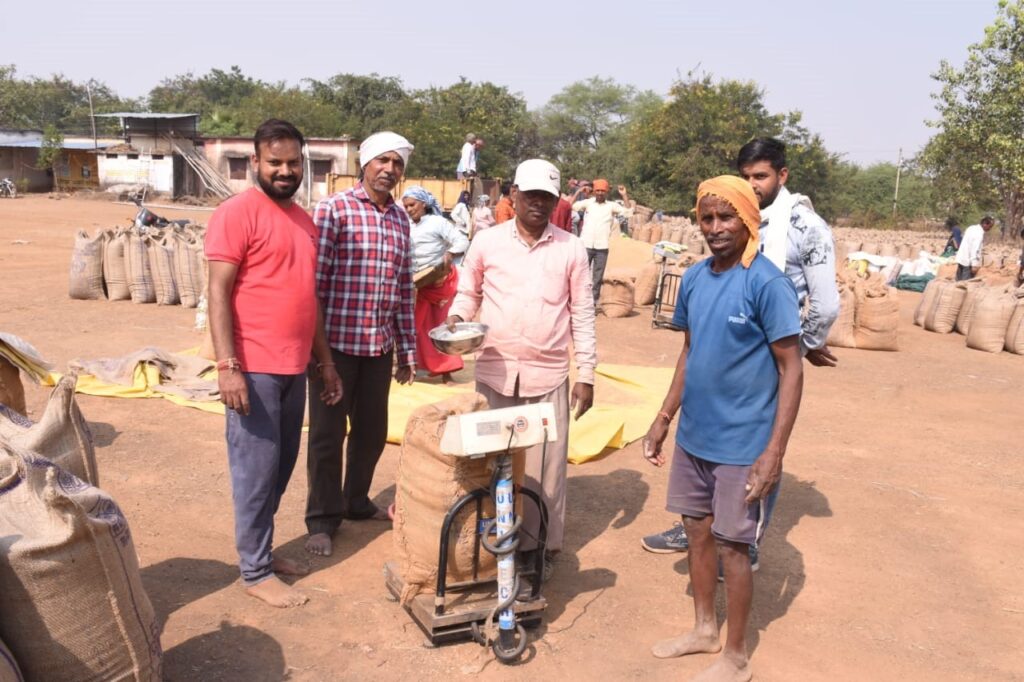 जिले में धान की खरीदी अभियान से किसानों में हर्ष का माहौल, अब तक धान उपार्जन केन्द्रों से 1811737.50 क्विंटल धान का उठाव
