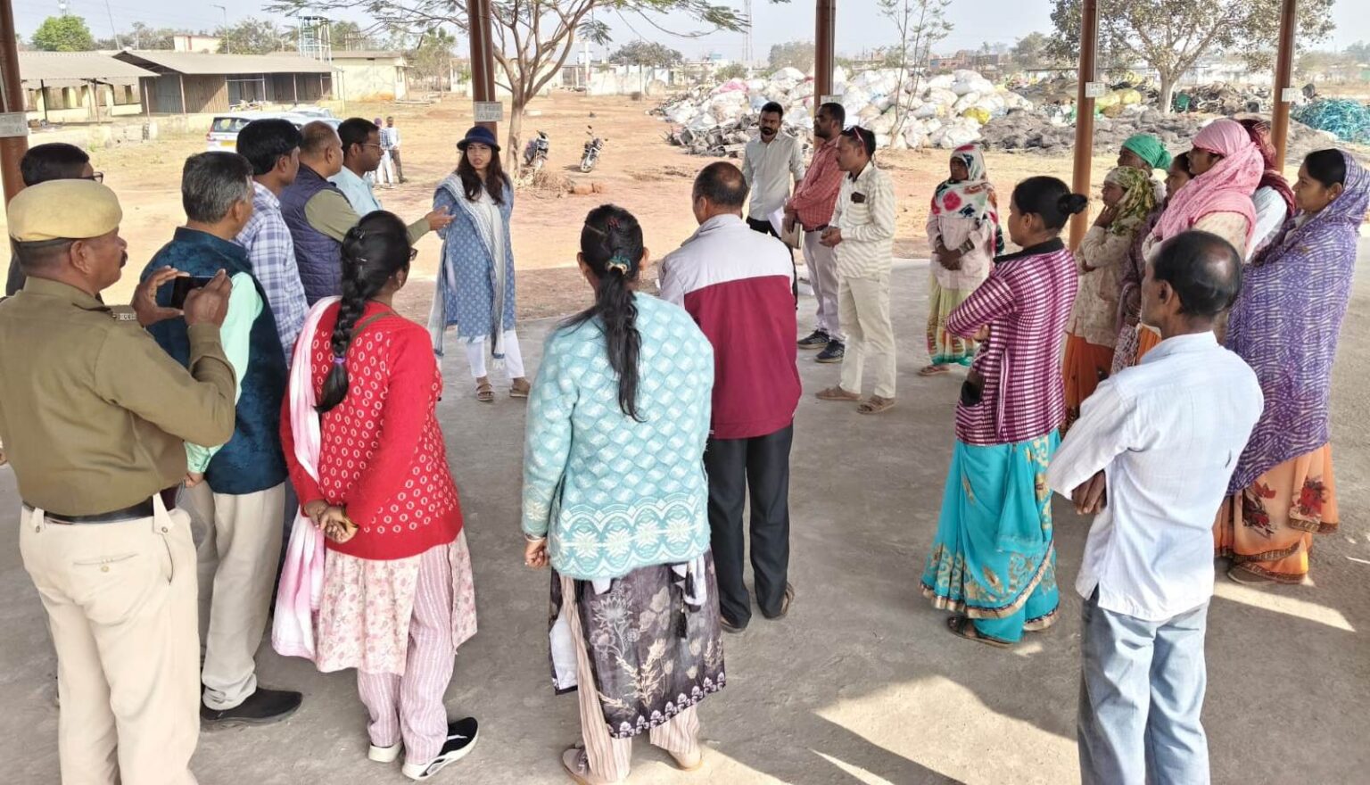 सीईओ जिला पंचायत ने प्रधानमंत्री आवास योजना-ग्रामीण अंतर्गत ग्राम टेड़ेसरा, सुरगी, कुभटगांव, संबलपुर में लंबित एवं निर्माणाधीन आवासों का निरीक्षण