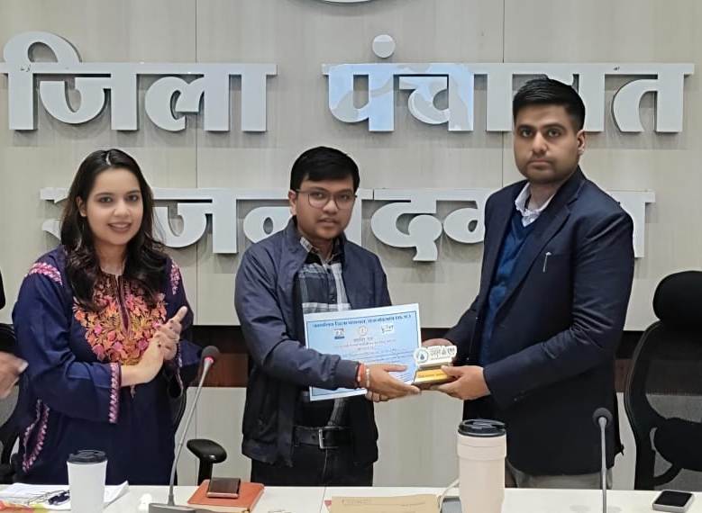 कलेक्टर ने उत्कृष्ट कार्य करने वाले अधिकारियों-कर्मचारियों को सम्मानित किया