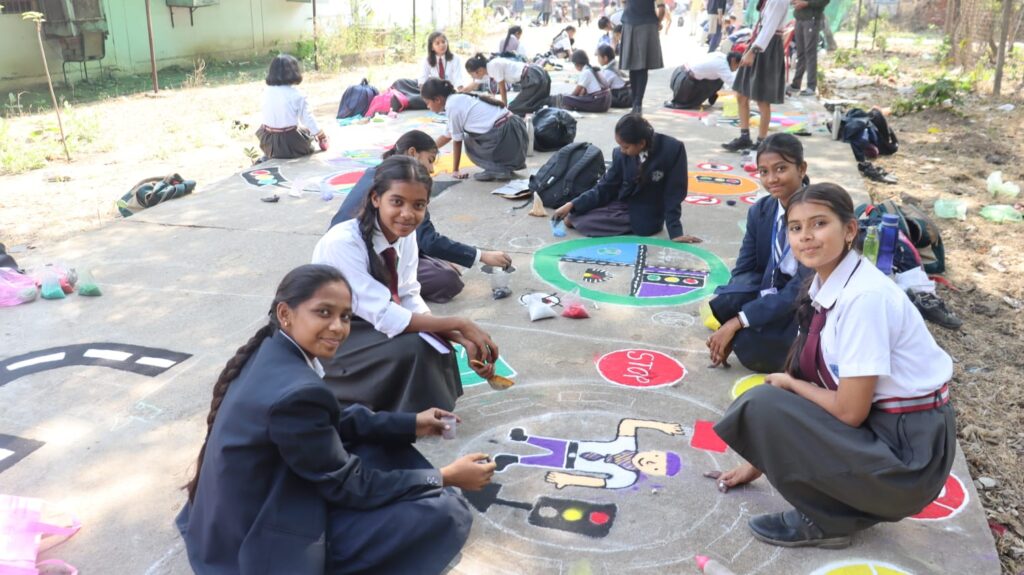 सड़क सुरक्षा माह : रंगोली प्रतियोगिता में 190 विद्यार्थियों ने दिखाई रचनात्मकता