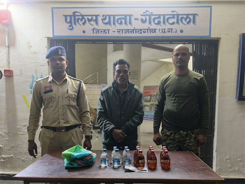 खपराभाठ चौक से अवैध शराब बेचते आरोपी गिरफ्तार, शराब व नगदी जब्त