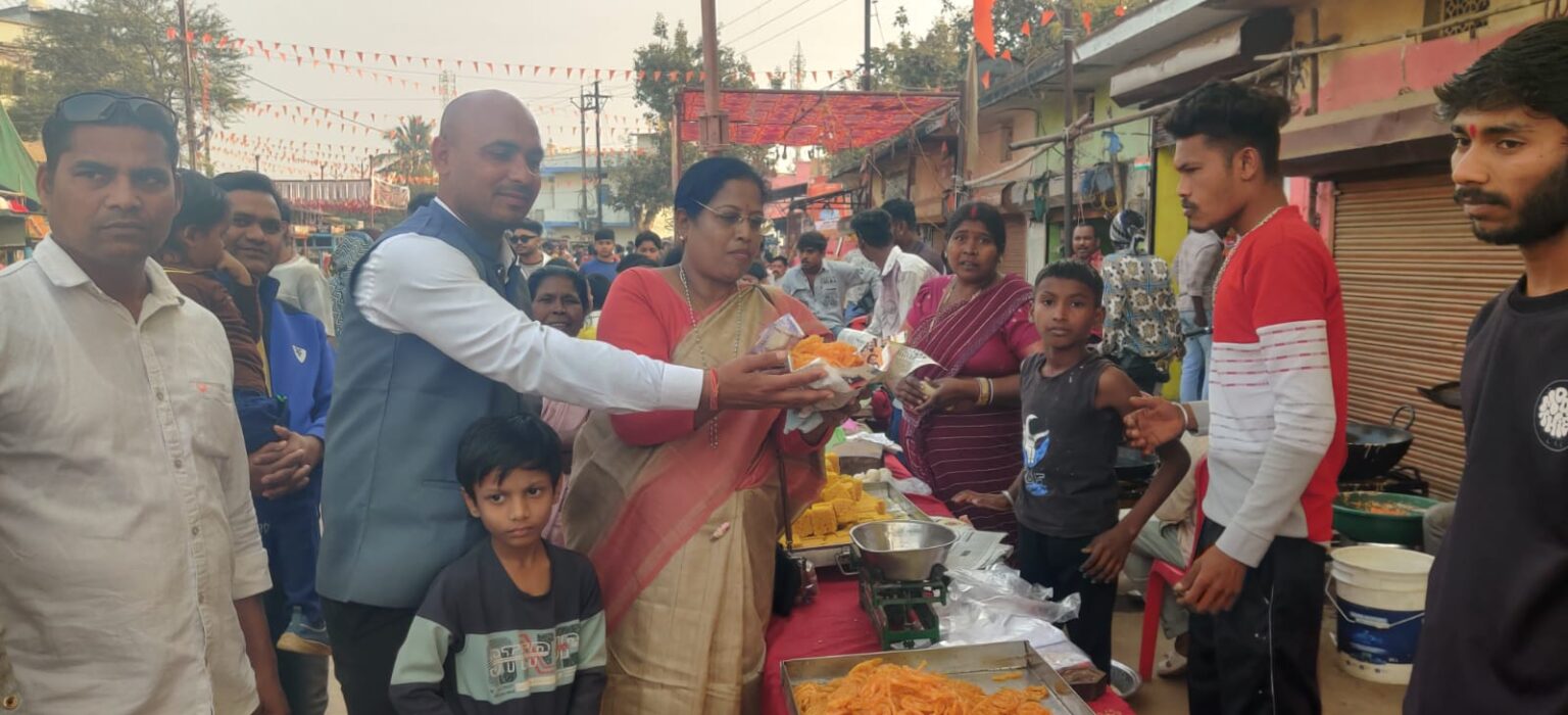 हेलीकॉप्टर छोड़ मड़ई मेला पहुंचे सांसद-जनता और परंपरा को दी प्राथमिकता, दिल्ली की फ्लाइट से पहले शांति नगर मड़ई : संतोष पाण्डेय