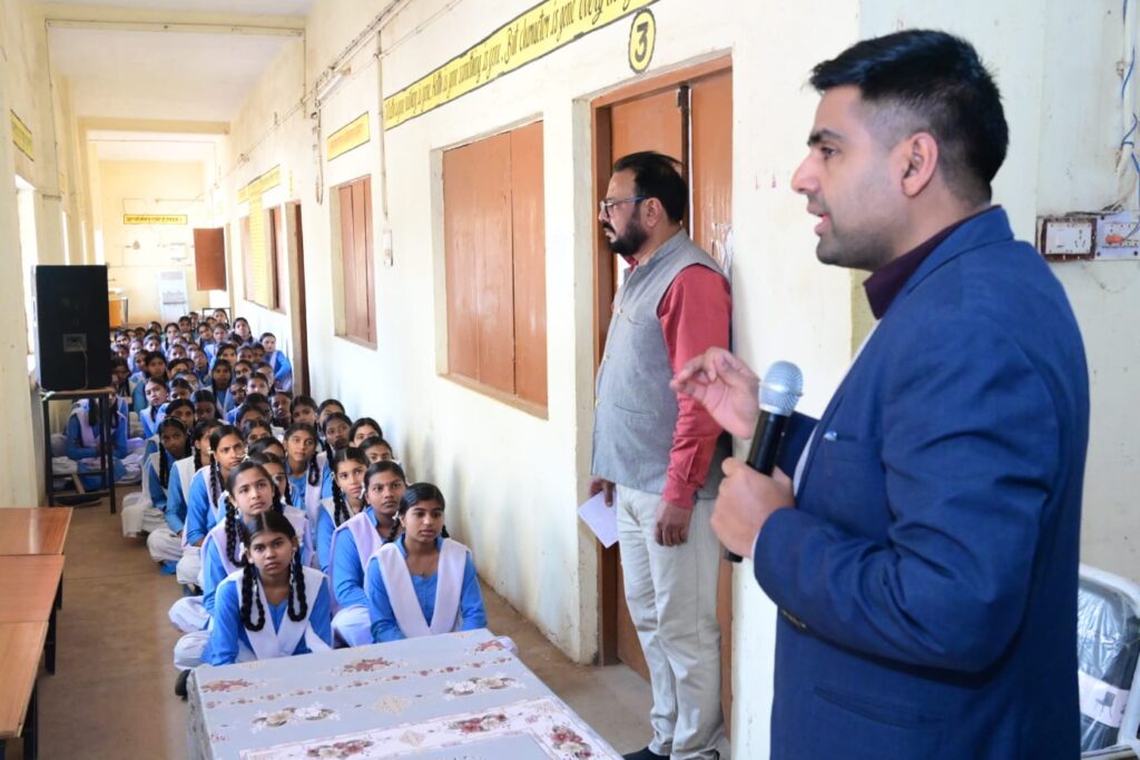 कलेक्टर ने कम परिणाम वाले स्कूलों का किया दौरा, बच्चों को दी पढ़ाई में सफलता की सलाह