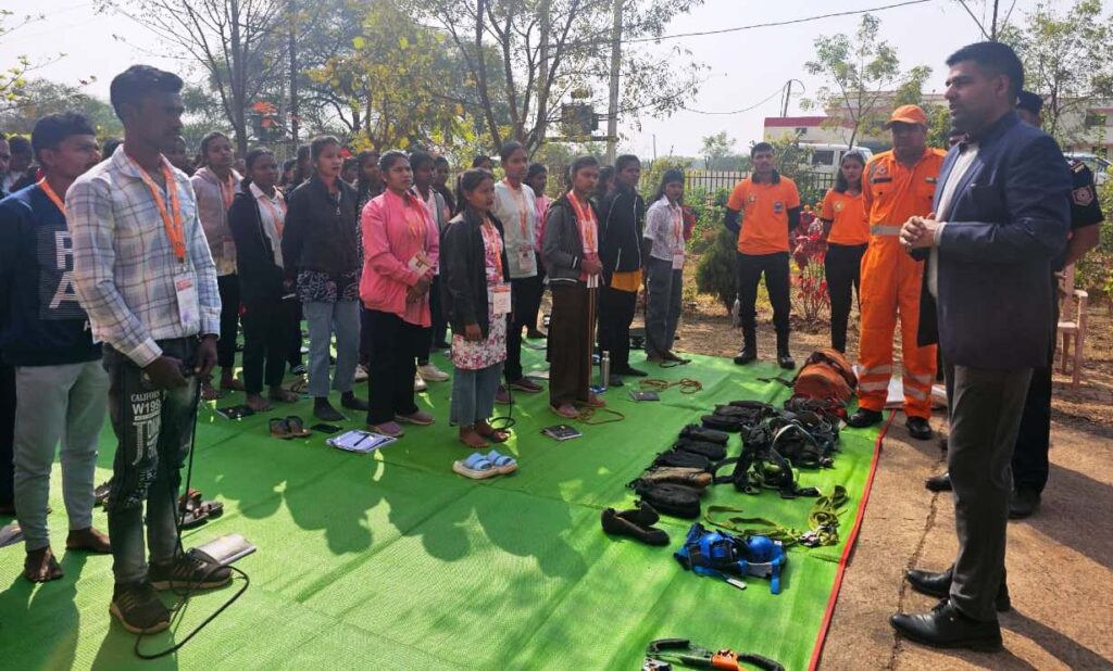 कलेक्टर ने आरसेटी बरगा पहुंचकर आपदा मित्र प्रशिक्षणार्थियों से की मुलाकात