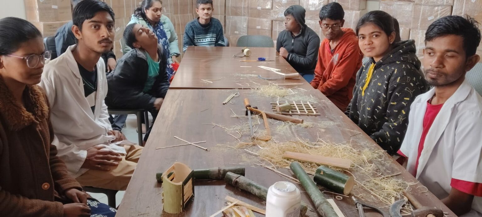 सीआरसी में दिव्यांगजनों के लिए बांस शिल्प कला प्रशिक्षण शिविर का आयोजन