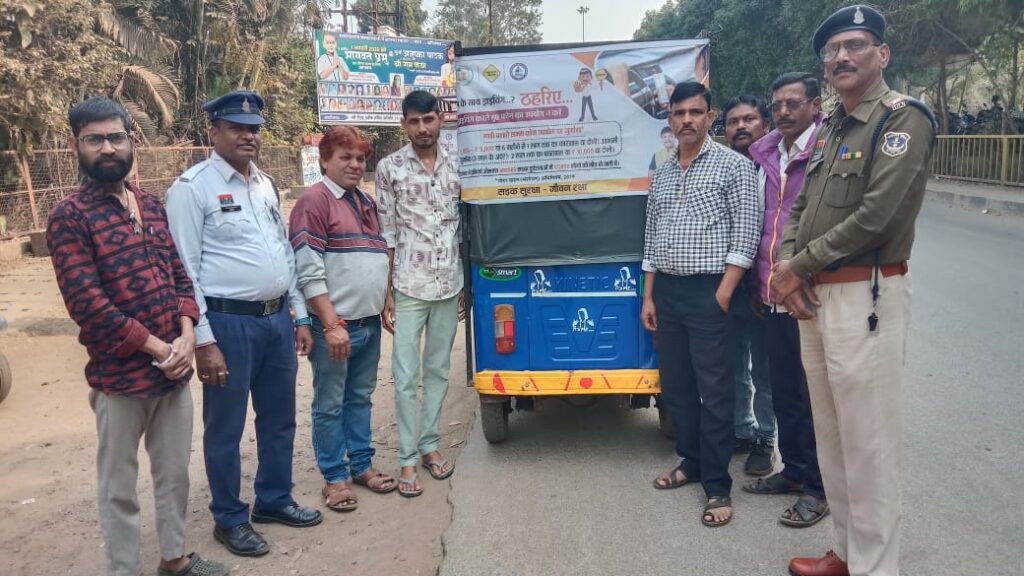 राष्ट्रीय सड़क सुरक्षा माह के तीसरे दिन यातायात नियमों का पालन करने के लिए अभियान