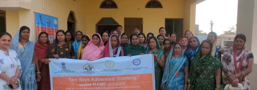 ग्राम सुकुलदैहान के हथकरघा बुनकरों को दिया गया दो दिवसीय एडवांस प्रशिक्षण