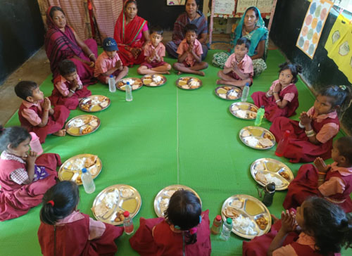 ग्राम रानीतलाब के आंगनबाड़ी केन्द्र में बच्चों के लिए तिथि भोजन का आयोजन