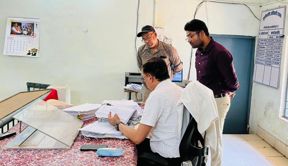 संभागायुक्त ने डोंगरगांव एसडीएम कार्यालय का किया आकस्मिक निरीक्षण