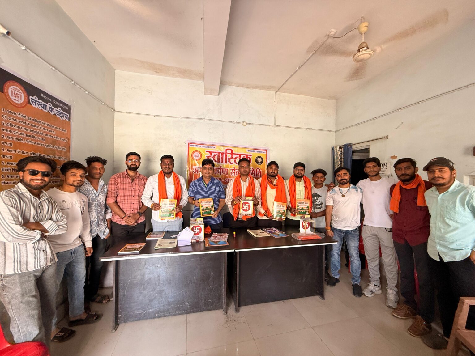 भीषण गर्मी में बेजुबानों के लिए पहल, स्वास्तिक समिति ने बांटे कोटना