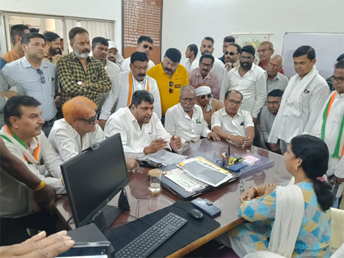 अवैध निर्माण को वैध बनाने राजस्व अभिलेखों से छेड़छाड़, कांग्रेस का नगर एवं ग्राम निवेश कार्यालय घेराव