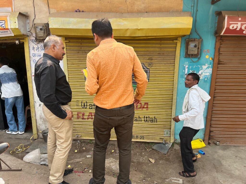 राजस्व वसूली में कड़ाई: चिखली स्कूल के पास 7 दुकाने सील, 6 पर नोटिस
