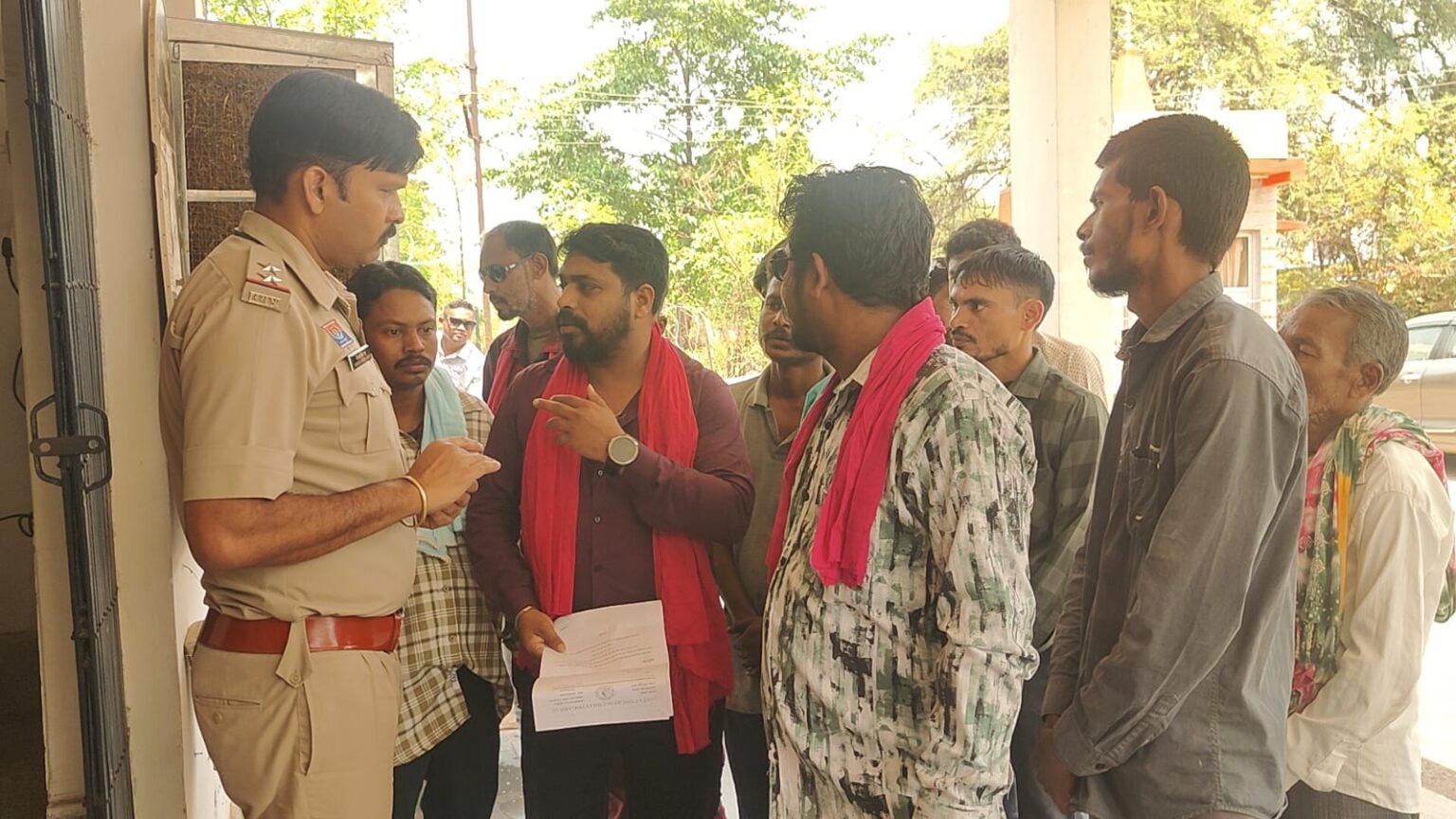 चिखली थाने में प्रार्थी को इंसाफ दिलाने शमसुल आलम ने किया शांतिपूर्ण प्रदर्शन