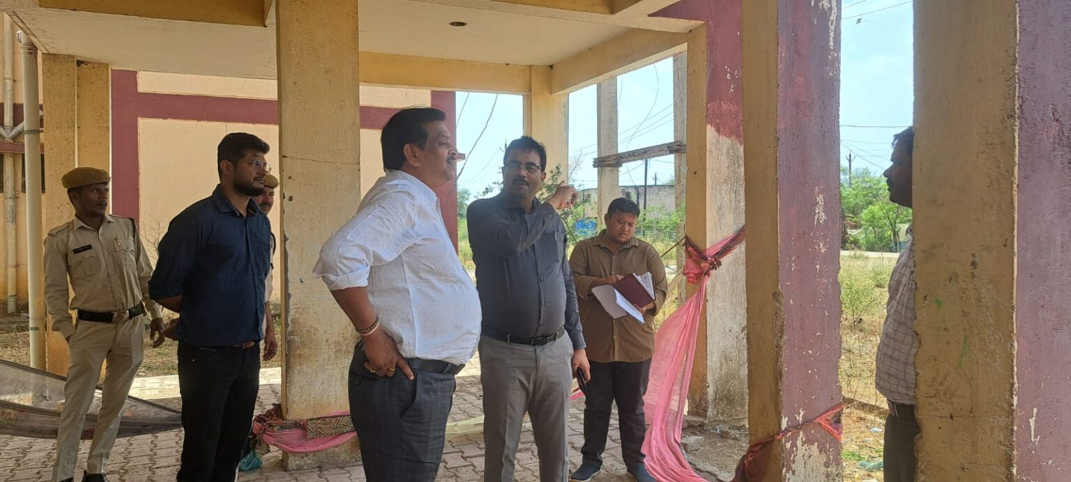 प्रधानमंत्री आवास योजना : पेण्ड्री में बहुमंजिला आवासों का निरीक्षण, गरीब परिवारों को आवास लेने प्रेरित