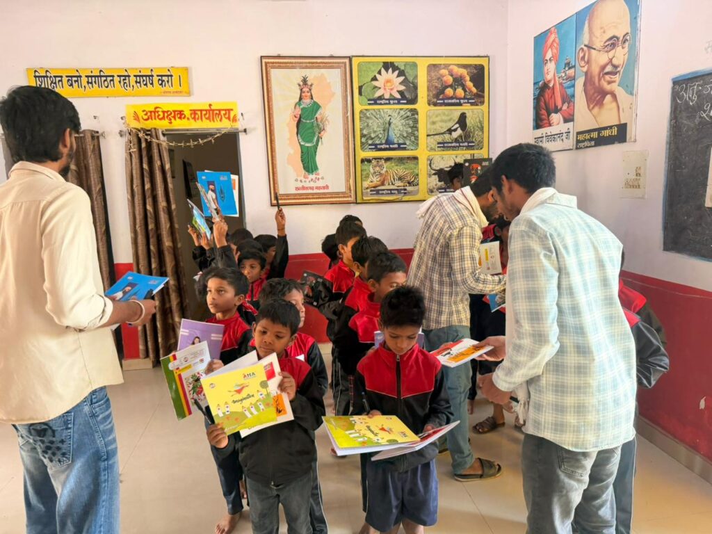 पनेका आश्रम में एनएसयूआई ने 56वें स्थापना दिवस पर किया सेवा कार्यक्रम, छात्रों को बांटे कॉपी-पेन