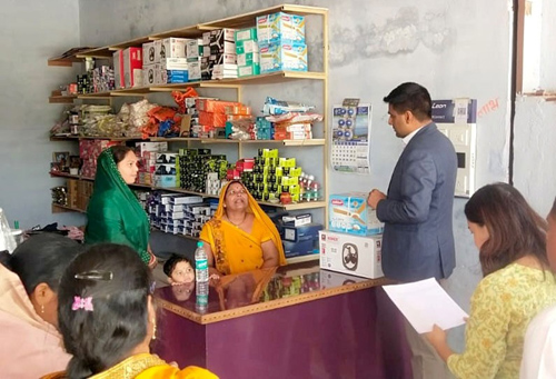 कलेक्टर ने सिंघोला में महिला समूह द्वारा संचालित विभिन्न आजीविका मूलक गतिविधियों का किया अवलोकन