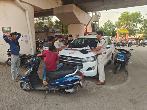 यातायात नियमों का उल्लंघन बर्दाश्त नहीं, पुलिस ने सख्त कार्रवाई की