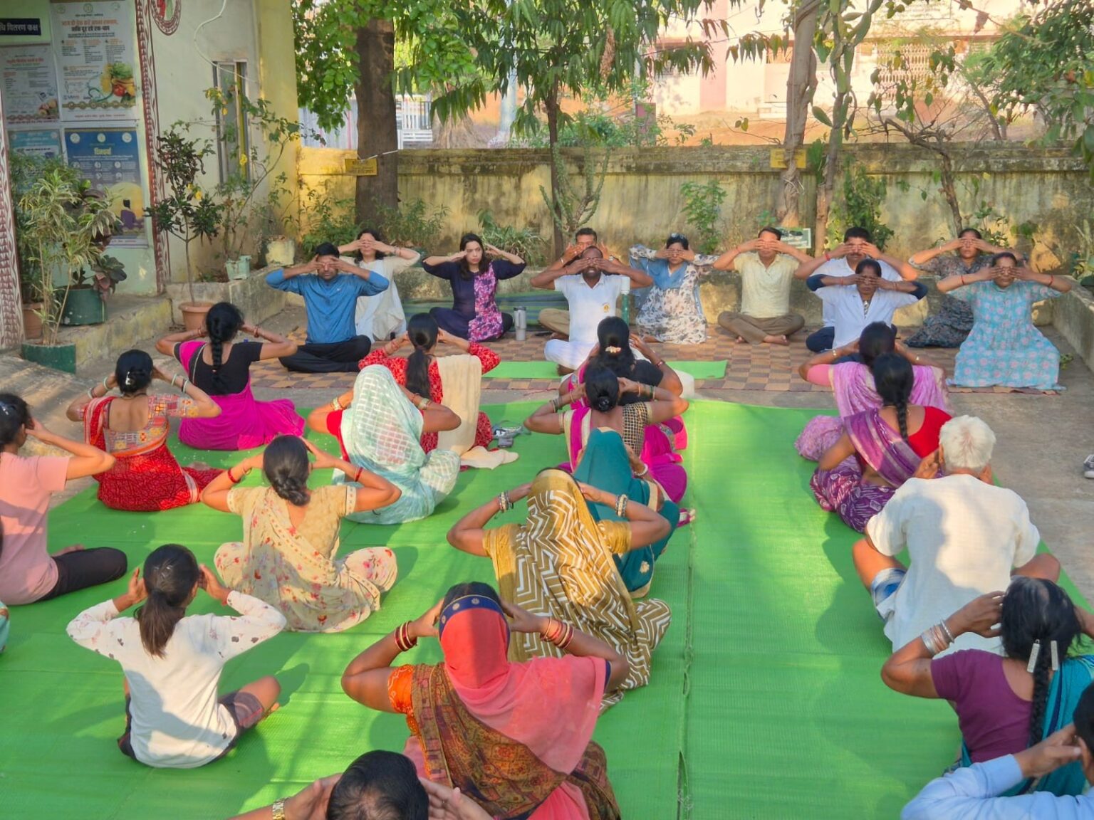 कलेक्टर ने सुरगी आयुष्मान आरोग्य मंदिर में योगाभ्यास में लिया भाग, स्वस्थ जीवनशैली अपनाने का दिया संदेश