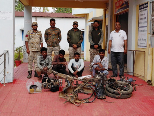 खड़गांव पुलिस की बड़ी कार्यवाही : चोरी की मोटरसाइकिल अलग-अलग कलपुर्जों में बरामद, 4 आरोपी गिरफ्तार