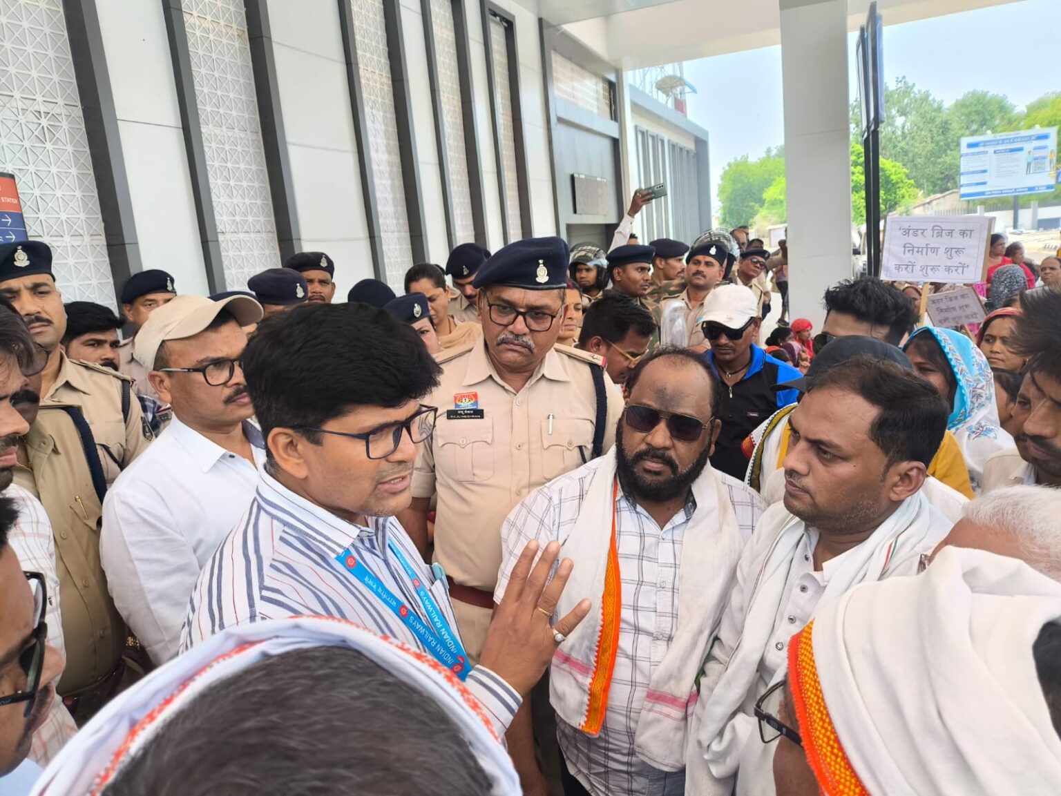 अधूरे अंडरब्रिज पर कांग्रेस नेता आसिफ का आंदोलन, रेलवे प्रशासन ने कार्य प्रारंभ करने का लिखित आश्वासन दिया