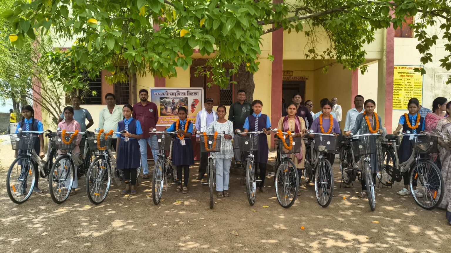 डिलापहरी स्कूल में शाला प्रवेश उत्सव, तिलक लगाकर हुआ नवप्रवेशी बच्चों का स्वागत