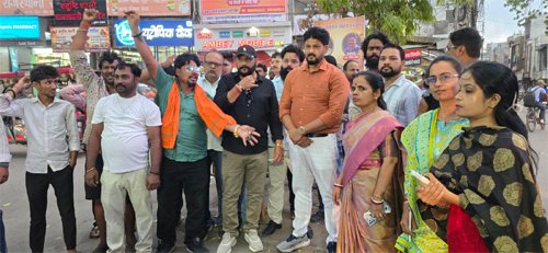 बरसते पानी के बीच फूटा राजपूत समाज का गुस्सा : मानव मंदिर चौक पर फूंका गृह मंत्री का पुतला, फास्ट ट्रैक कोर्ट और बुलडोजर कार्रवाई की मांग