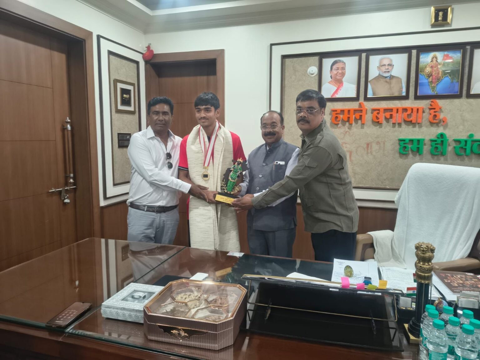 मुख्यमंत्री विष्णुदेव साय ने स्वर्ण पदक विजेता हॉकी खिलाड़ी अवि मानिकपुरी का किया सम्मान