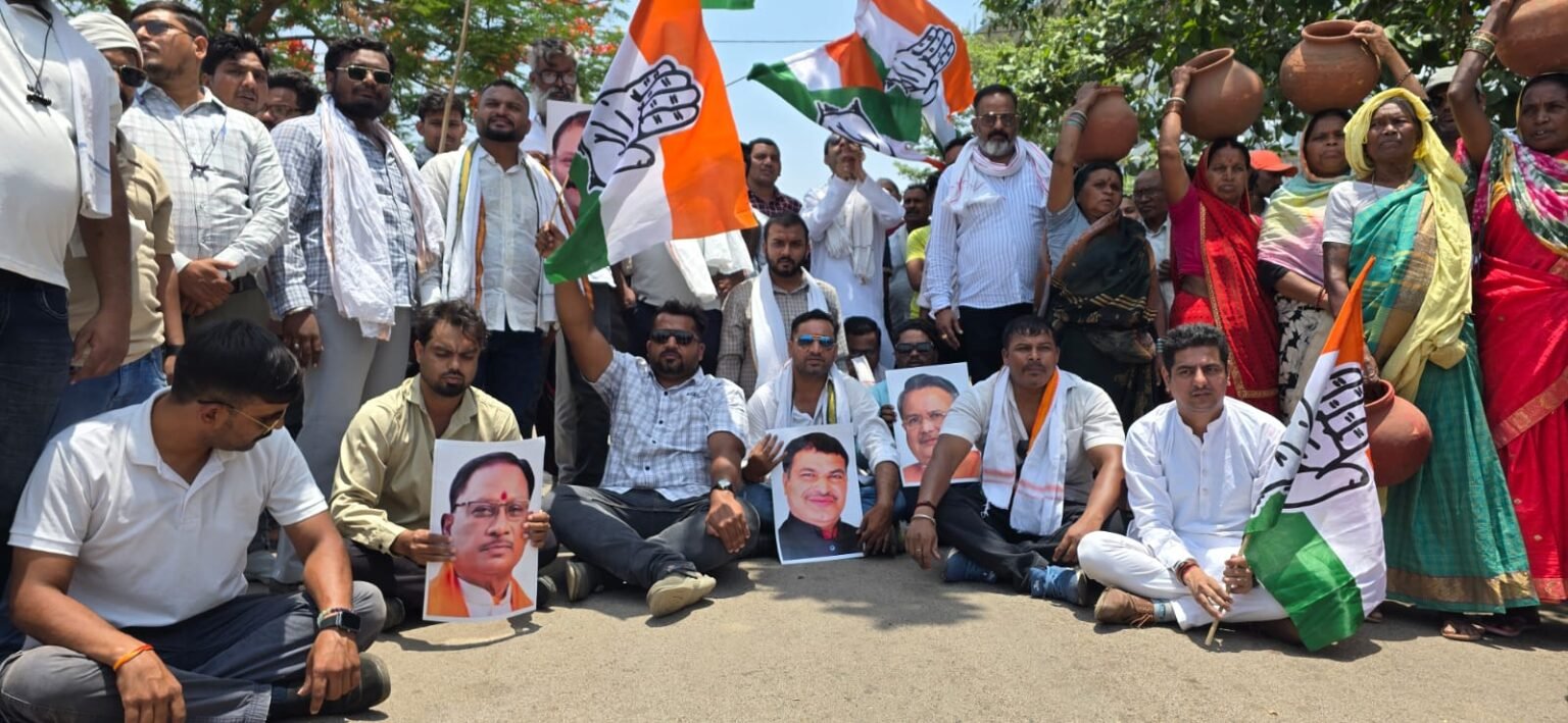 जलसंकट पर कांग्रेस का प्रदर्शन, महिलाओं ने सड़क पर फोड़ी मटकी